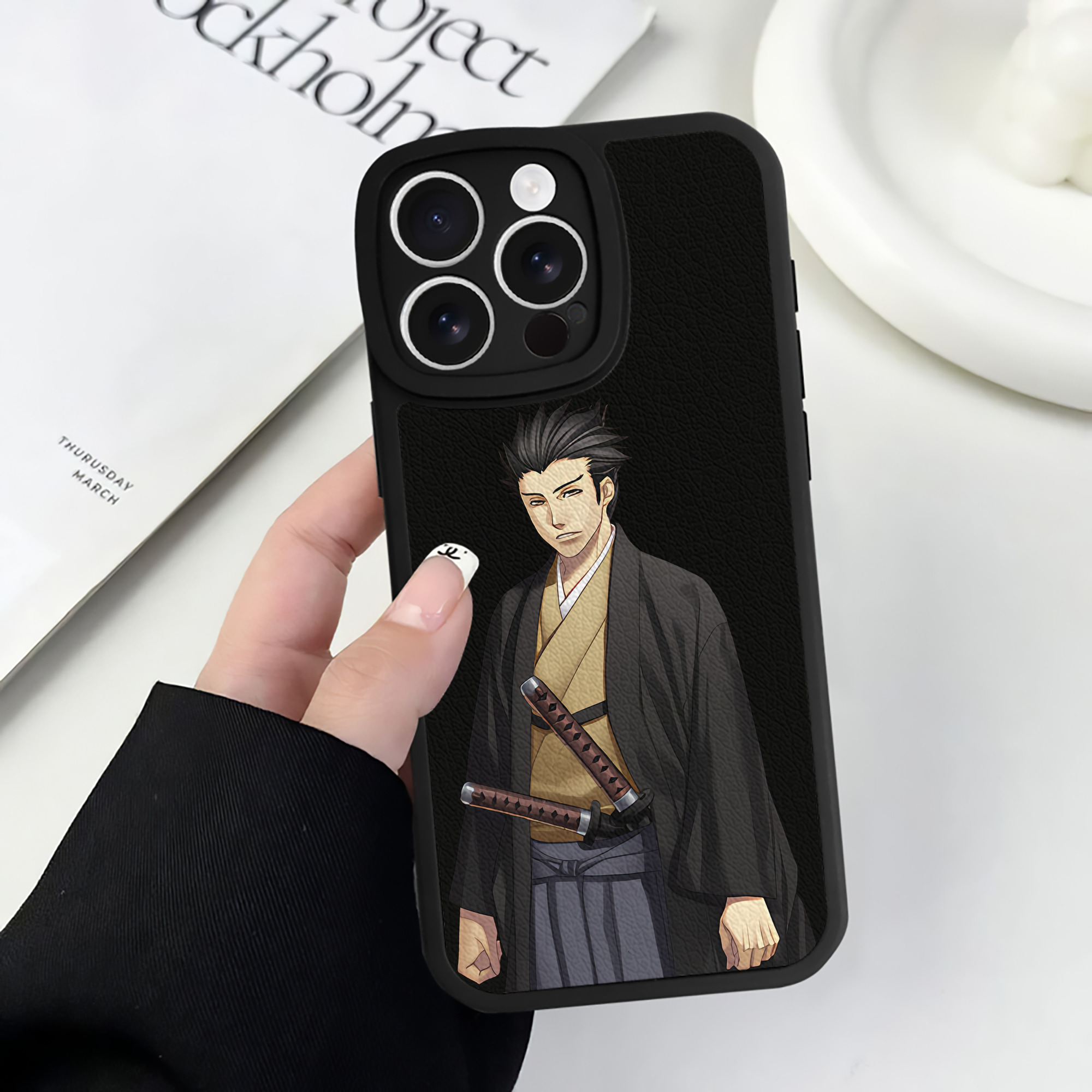 （画像用） ぎんたま 坂田銀時（さかたぎんとき） 神楽 志村新八（しむら しんぱち） GINTAMA Sakata Gintoki Kagura Shimura Shinpachi 【iPhone 16シリーズ対応】シリコンスマホケース（レザー調） 材質：シリコン
